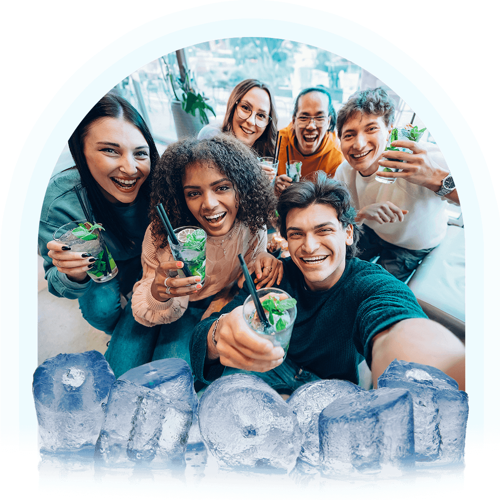 Imagem de pessoas tomando seus drinks com gelo